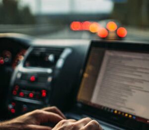 Flexibles Arbeiten: E-Mail am Steuer ein Kavaliersdelikt?